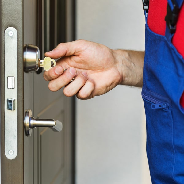 por supuesto, en cerrajería residencial podemos instalar cerrojos adicionales en las puertas de tu casa